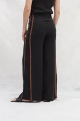 Pantalón marrón de lino, corte jeanero, con bolsillos plaque traseros y cintas laterales a contratono.