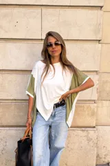 Remerón de manga corta, holgado, con cuello redondo. El cuerpo es blanco y las mangas son de color verde militar.