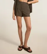 Short de corte regular confeccionado en viscosa, con cintura elástica en la parte posterior y diseño liso.