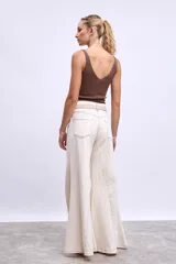 Top tejido de punto color marrón con brillo, escote en V pronunciado y tirantes anchos.