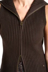 Chaleco de punto acanalado color marrón, sin mangas, con cuello polo y cierre frontal completo.