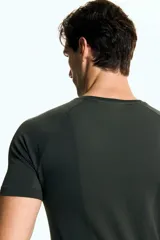 Remera deportiva de hombre, color verde oscuro, de tejido funcional DryMove™ con textura microperforada. Presenta cuello redondo y mangas raglán con costuras planas. Corte ajustado (Muscle Fit).