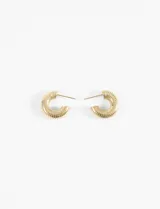 Aros tipo argolla gruesos de acero quirúrgico hipoalergénico color dorado, con ranuras horizontales.