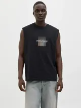 Musculosa negra de algodón Better Cotton, con cuello redondo y corte relajado. Estampado frontal con el logo de la marca Jack & Jones y un diseño geométrico con efecto degradado.