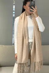 Bufanda de tejido de punto en color beige melange, con diseño rectangular y terminaciones con flecos en los extremos.
