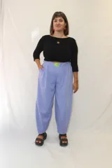 Pantalón de corte holgado y estilo relajado, color lila, con cintura elástica y un aplique decorativo de acrílico en el frente.