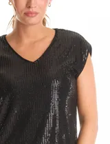 Blusa sin mangas con escote en V, confeccionada completamente en lentejuelas color dorado. Cuenta con forro interno a tono y un corte recto y holgado.