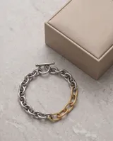 Pulsera de eslabones gruesos de acero italiano, con eslabones centrales texturizados en baño de oro.
