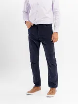 Pantalon de pana de corte recto y color azul marino, con cierre de boton y cremallera.