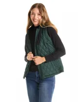 Chaleco capitoneado de color negro con diseño acolchado en forma de rombos. Presenta capucha integrada con cordones de ajuste, cierre frontal completo y bolsillos laterales con cierre a presión.