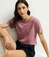 Remera básica de manga corta y cuello redondo, confeccionada en algodón suave y resistente.