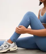 Legging deportiva de tiro alto color azul, confeccionada en poliamida con elastano. Presenta un diseño ajustado al cuerpo con bies contrastante en color blanco en la cintura y bolsillo integrado.
