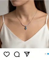 Collar de plata 925 con cadena fina, diseño de barra central con circonias y dije colgante en forma de mano Hamsa con incrustaciones de piedras turquesas.