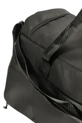Bolso tipo duffel de poliéster color negro, con asas de mano y bolsillos exteriores con cierre.