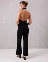 Pantalón wide leg de tejido con acabado brillante, marca Allie Rose. Presenta una pretina elástica fina y una costura vertical frontal que recorre toda la pierna.