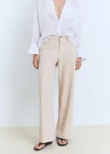 Pantalón de corte recto y tiro medio, confeccionado en una mezcla de algodón y lino. Presenta cierre frontal con cremallera y botón, trabillas para cinturón, goma elástica en la parte posterior y diseño de cuatro bolsillos.