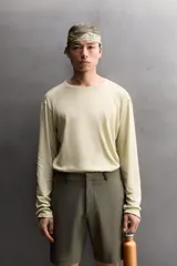Remera manga larga Zara Athleticz de color beige, con cuello redondo y costuras visibles en los hombros.