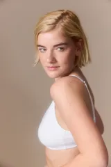 Soutien sin aro de algodón con breteles finos ajustables y diseño básico, confeccionado en tejido suave y elástico.