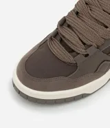 Championes Viko de estilo urbano, confeccionados en material sintético color marrón con recortes laterales y suela de plataforma en tono crema.