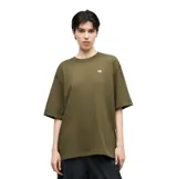Remera Adidas de manga corta color verde militar, con cuello redondo y el logotipo del Trifolio bordado en color blanco en el pecho.