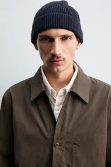 Sobrecamisa de corte regular fit confeccionada en tejido de algodón con acabado lavado. Presenta cuello solapa, cierre frontal de botones, mangas largas con puños abotonados y un bolsillo plastrón en el pecho.