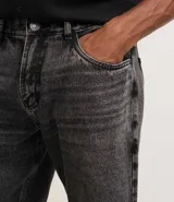 Bermuda de jeans para hombre, color gris oscuro con efecto lavado y desgastado. Modelo recto con cintura fija, trabillas, cierre tradicional y bolsillos.