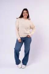 Sweater de punto grueso con cuello redondo, manga larga y diseño holgado. Presenta puños y ruedo acanalados.