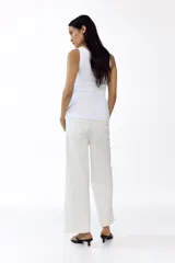 Jean tobillero de corte wide leg, color blanco, con diseño de tiro bajo y cinco bolsillos.