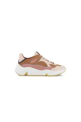 Zapatilla deportiva tipo chunky sneaker, con plataforma gruesa blanca y capellada en tonos nude, rosa pálido y marrón. Presenta superposiciones de cuero y un diseño moderno y voluminoso.