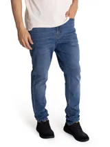 Pantalón de jean azul con corte slim, diseño clásico de cinco bolsillos, cierre de cremallera y botón metálico.
