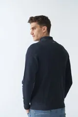 Campera negra de algodón con cierre completo, cuello alto, bolsillos laterales, puños y logo bordado en el pecho.
