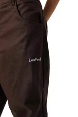 Pantalón de gabardina color marrón oscuro, corte ancho y holgado, con bordado en el frente y la espalda.