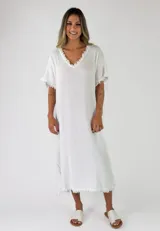 Vestido largo holgado color gris, con mangas cortas, escote en V y detalles de flecos en los bordes y aberturas laterales.