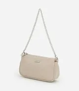 Cartera femenina modelo baguette, color beige, con acabado brillante y asas desmontables. Confeccionada en poliuretano, tiene una correa de cadena plateada y un logo metálico en el frente.