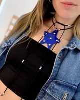 Gargantilla choker de acrílico azul con forma de estrella y apliques de strass.
