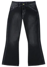 Pantalón jean negro con lavado localizado, tiro medio, pierna oxford y costuras en hilo blanco.