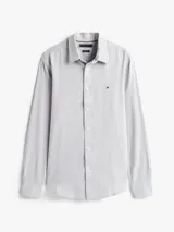 Camisa de manga larga Tommy Hilfiger de corte slim, confeccionada en tejido de piqué Oxford color azul claro. Presenta cuello inglés, cierre frontal con botones y el logo de la marca bordado en el pecho.