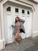 Conjunto de dos piezas de tejido rib rayado, compuesto por un top de mangas cortas y un pantalón largo de corte holgado.