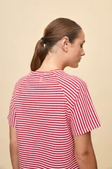 Remera de manga corta con diseño a rayas horizontales en azul marino y blanco, cuello redondo y mangas ranglán.