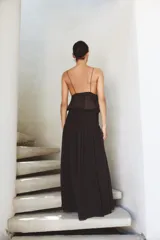 Vestido largo de tirantes finos con escote en pico, cuerpo con frunces elásticos y detalle de encaje a tono en la parte superior. Cuenta con forro interior y falda fluida.