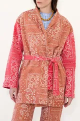 Kimono de jean con estampado paisley tipo bandana, color rojo y tostado, con mangas largas y diseño abierto.