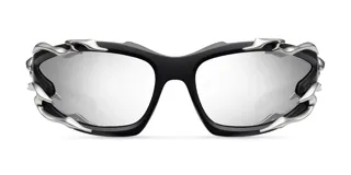 Lentes de sol envolventes con montura negra de base biológica y detalles metálicos plateados de líneas orgánicas. Cuentan con lentes de nylon color gris con protección UV400.