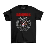 Remera negra de manga corta con estampado frontal del logo de la banda Ramones, que presenta un diseño circular inspirado en el sello presidencial de los Estados Unidos con los nombres de los integrantes.