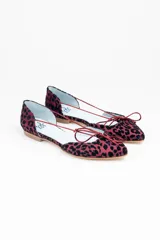 Bailarinas de raso flocado color granate con estampado animal print, aberturas laterales y cordones finos del mismo tono. Incluyen plantilla de piel y plantilla extra de lana intercambiable.