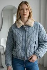 Campera de jean acolchada con diseño de rombos, cuello de piel sintética en tono crema, cierre frontal y puños elásticos.