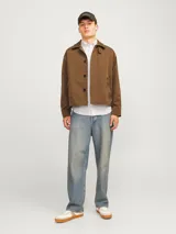 Camisa de vestir de manga larga a rayas verticales finas en tonos celeste y marrón sobre fondo blanco. Tiene cuello abotonado, bolsillo en el pecho y corte slim fit.