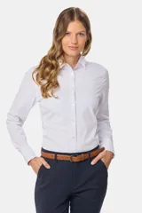 Camisa de manga larga entallada, confeccionada en una mezcla de algodón con spandex. Presenta cuello clásico, cierre frontal con botones al tono y puños abotonados.