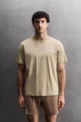 Remera regular fit de Zara Athleticz confeccionada en tejido de algodón, color verde militar, con cuello redondo, manga corta y sutil estampado de logo con relieve en el bajo.