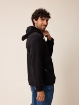 Canguro de polar azul con capucha y cordones ajustables. Presenta un bolsillo frontal tipo canguro y un pequeño logo bordado en el pecho.