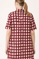 Camisa maternal de viscosa suave y liviana, con estampado de rayas verticales amarillas y blancas. Presenta cuello camisero, mangas cortas y bolsillos prácticos.